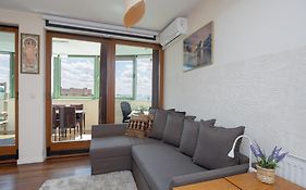 Cozy Apartment with Terrace Room near Warszawa Zachodnia by Noclegi Renters